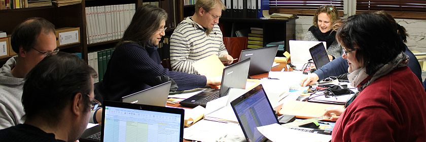 Projektteilnehmer/innen bei der Arbeit