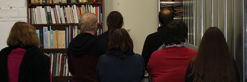 Die Sammlung im Vordergrund - die Teilnehmer verlassen das BBWA