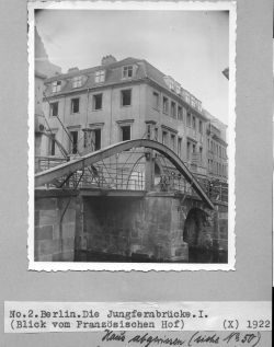 Jungfernbrücke und Oberwasserstraße 10 (schon ohne Fenster kurz vor dem Abbrau 1922), Sammlung von Gert Lehnhardt