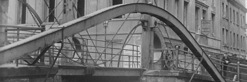 Jungfernbrücke und Oberwasserstraße 10 (schon ohne Fenster kurz vor dem Abbrau 1922), Sammlung von Gert Lehnhardt