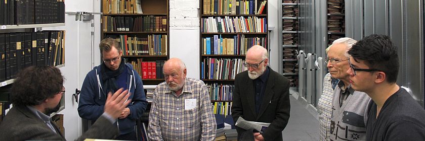 Wittenauer Besucher vor Wittenauer Archivalien