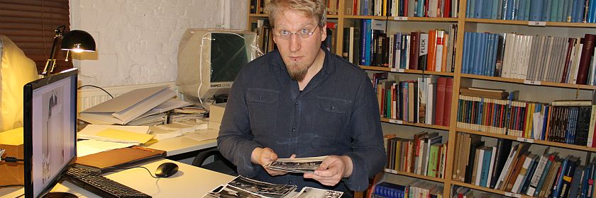 Florian Thomas beim Fotosortieren