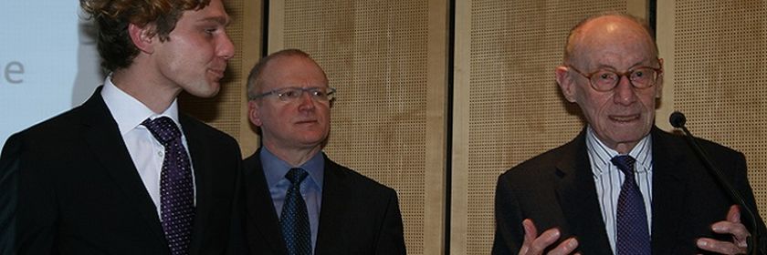 Preisträger Simon Lengemann mit Laudator Prof. André Steiner und Schirmherr Edzard Reuter