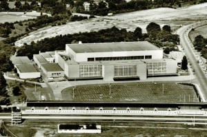 Tribüne an der AVUS, dahinter die Deutschlandhalle (1935-2011).