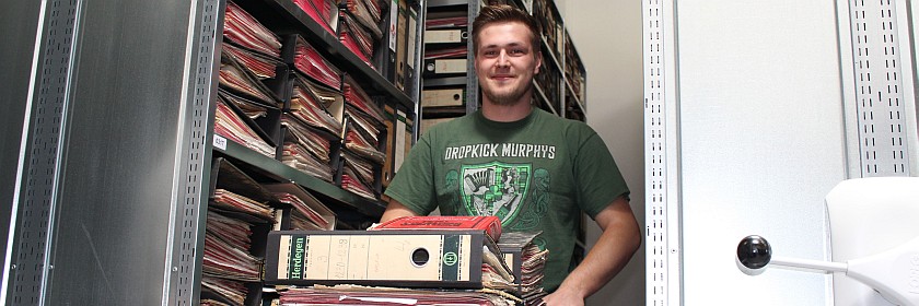 Archivar im Magazin
