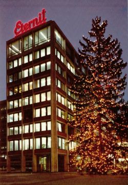 Das Eternit-Haus am Ernst-Reuter-Platz in der Weihnachtszeit