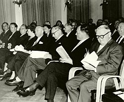 Mitgliederehrung 1958, v.r.: Ludwig Erhard und Willy Brandt (Foto: BBWA)