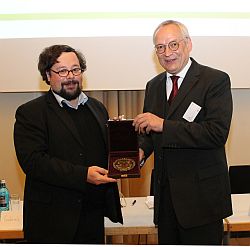 Verleihung des Preises "Wirtschaftsarchiv des Jahres 2014" (rechts Michael Jurk, Vorsitzender der VdW, links Björn Berghausen, BBWA-Geschäftsführer)