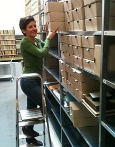 Die letzten Archivschachteln werden ins Regal geschoben. (Foto: BBWA)