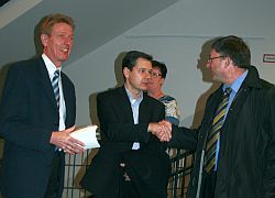 Der stellvertretende Bezirksbürgermeister Höhne und Bezirksstadtrat Brockhausen (mitte) begrüßen das Beiratsmitglied des Wirtschaftsarchivs Svend Liebscher von der Handwerkskammer zu Berlin