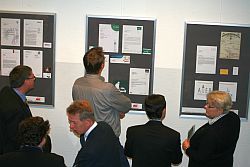 Beeindruckte Betrachter der Ausstellung