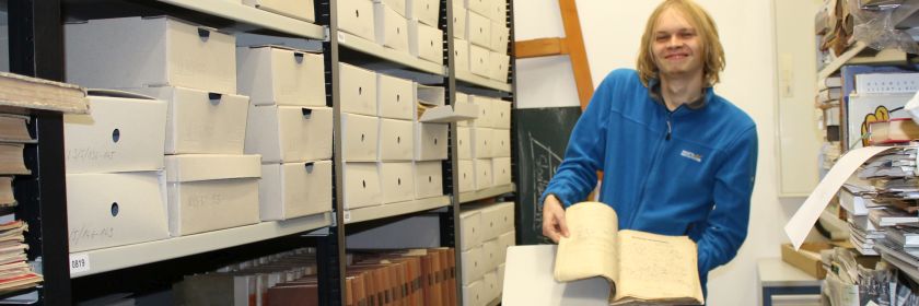 D. Täschner vor seinem bestand im Zwischenarchiv