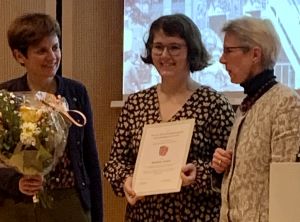 Preisträgerin Nathalie Scholl mit BBWA-Vorstandsmitglied Waltraud Künstler und Laudatorin Prof. Dorothee Haffner (Foto: BBWA)