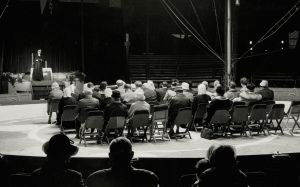 Pfarrer Schaaff zelebriert einen Gottesdienst im Zirkuszelt (BBWA N 7/03/40, Nr. 1)