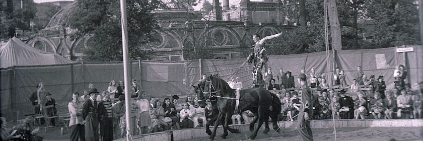 „Gahrés Motor- und Luft-Piraten“ über den Ruinen der Zoobunker. Todesläufer Egon beim Schrägseil-Abstieg vom 30 Meter hohen Zoobunker zur Erde. Berlin, 21.08.1949.