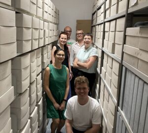 Projektgruppe im Fotomagazin (links Holzmann, rechts auch Holzmann)